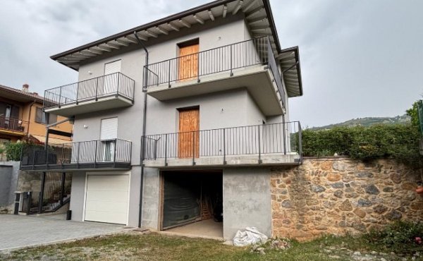 Casetta libera su tre lati da ultimare internamente con box doppio e giardino esclusivo