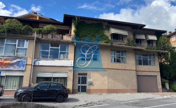 Casa indipendente con magazzino/laboratorio, giardino e cortile esclusivo