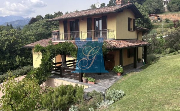 Prestigiosa villa indipendente con vista panoramica, grande giardino e ampi spazi interni